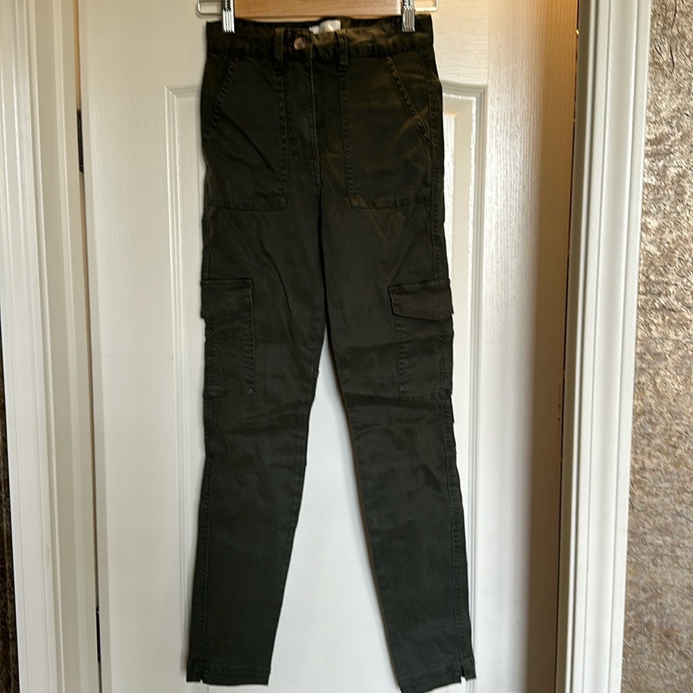 H&M dark olive green cargo ankle pants. Sz 0